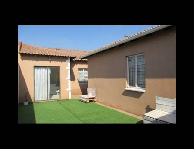 5 BEDROOM HOUSE FOR SALE IN PROTEA GLEN EXT